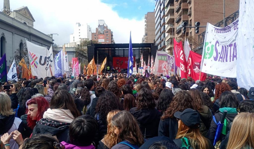 Córdoba se tiñó de violeta: más de 100 mil mujeres y disidencias hicieron de las calles un grito colectivo por sus derechos