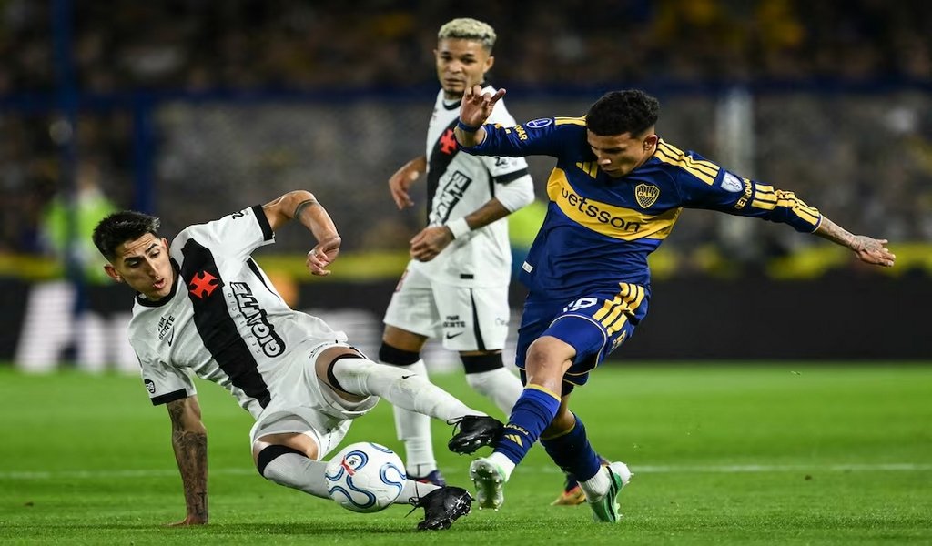  Lescano contra el pibe Flores. LUIS ROBAYO. AFP
