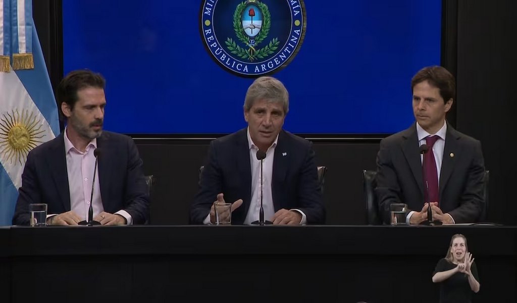Caputo apela a la “justicia social” para impulsar créditos hipotecarios con fondos de la ANSES