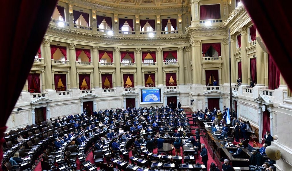 La oposición busca respuestas para millones de hogares endeudados