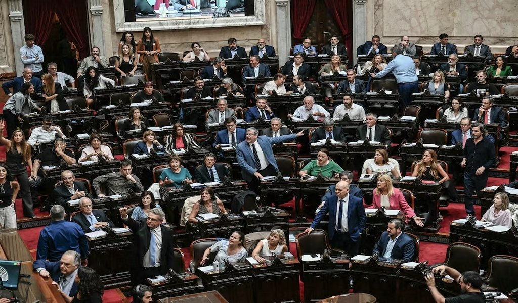 Milei contra las cuerdas: el Gobierno resucita una ley de Cristina Kirchner para salvar su megadecreto