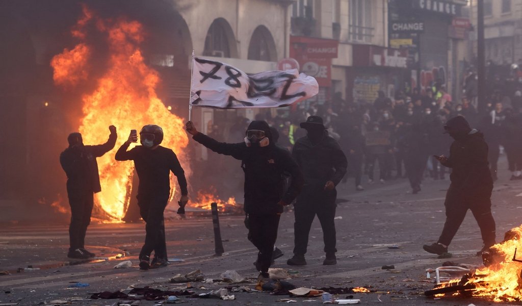Francia en llamas: Macron impone toques de queda mientras la protesta social sacude al país