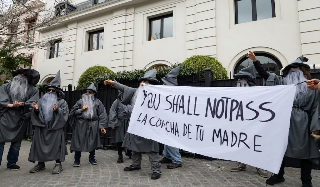 “No pasarás”: quiénes son los Gandalfs que protestaron frente a la mansión de Peter Thiel en Palermo