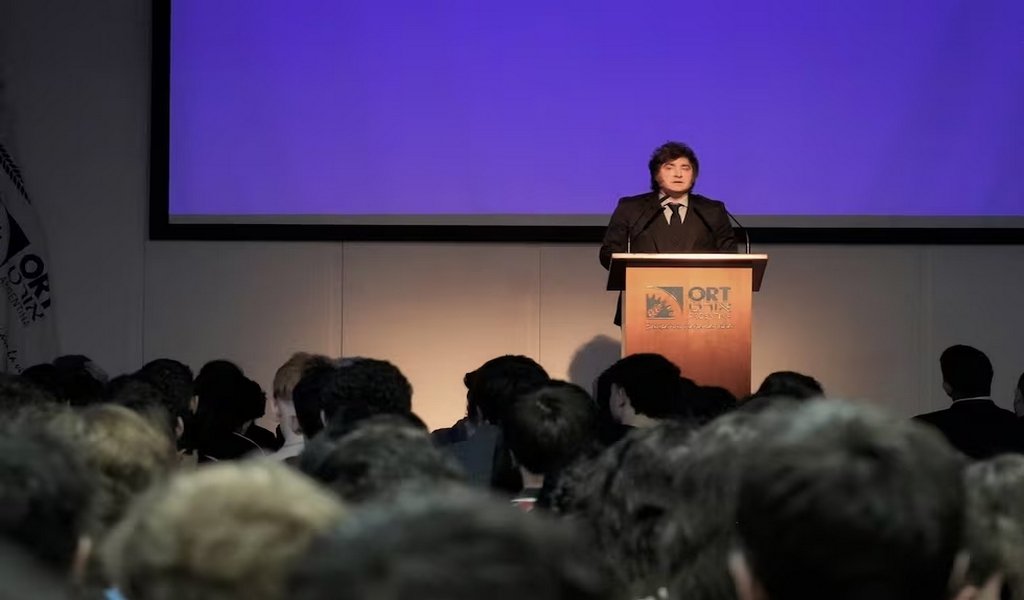 Milei volvió a cargar contra el periodismo y la comunidad educativa de la ORT salió a repudiarlo