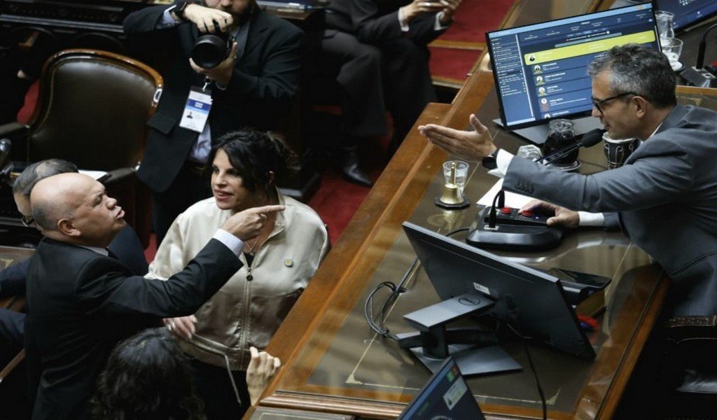 El gobierno logró media sanción de la ley de Sturzenegger que avala la venta de Arsat